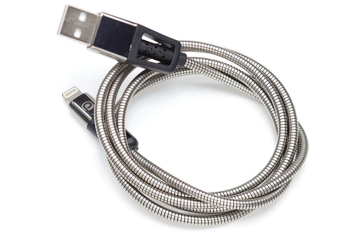 ケーブル部は金属の滑らかな触り心地があり、意外なほどしなやかです。弾力がありつつしなやかなので、クセもほとんど付きません。丸く巻いた状態でもまとまりが良く、とても気分良く使えます。