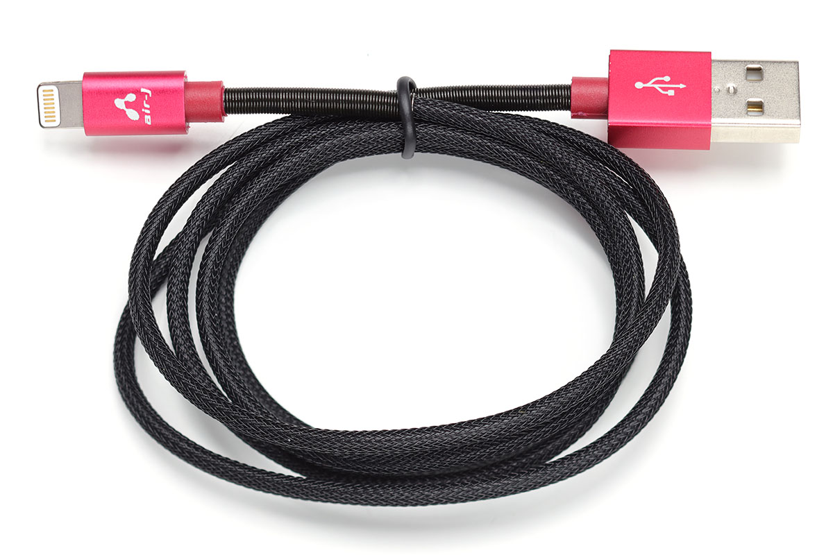 エアージェイの「スーパーストロングLightning-USBケーブル」（<a href="http://www.air-j.co.jp/products/detail_product.php?item_id=MUJ-S100STG" class="n" target="_blank">公式ページ</a>）。細めでやや張りのあるケーブル。ケーブル部はナイロン製と思われるメッシュで覆われ、プラグとケーブルの接続部付近は断線防止バネで覆われています。コネクタ部はアルミ素材。