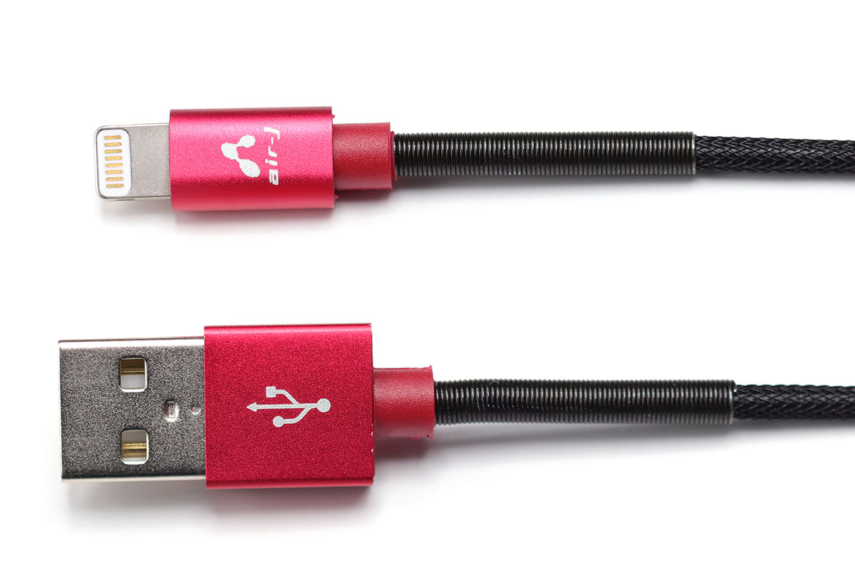 エアージェイの「スーパーストロングLightning-USBケーブル」（<a href="http://www.air-j.co.jp/products/detail_product.php?item_id=MUJ-S100STG" class="n" target="_blank">公式ページ</a>）。細めでやや張りのあるケーブル。ケーブル部はナイロン製と思われるメッシュで覆われ、プラグとケーブルの接続部付近は断線防止バネで覆われています。コネクタ部はアルミ素材。