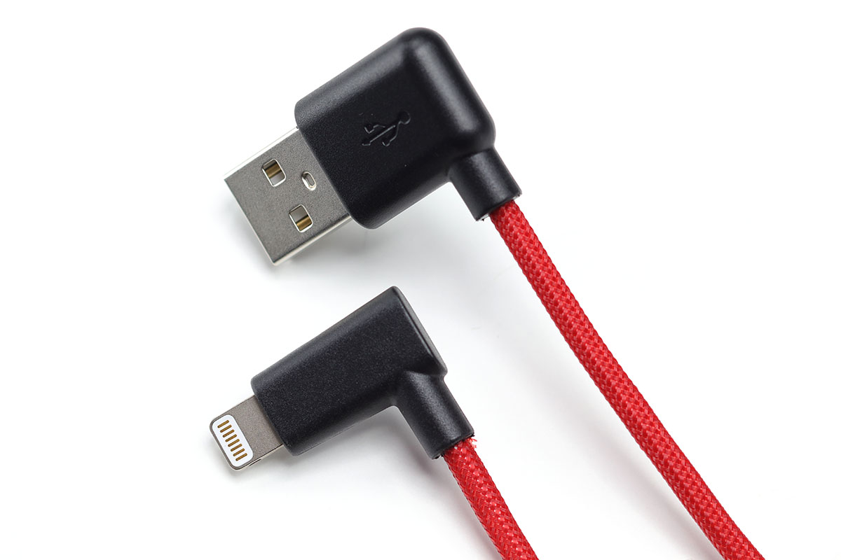 エアージェイの「L字型Lightning USBケーブル」（<a href="http://www.air-j.co.jp/products/detail_product.php?item_id=MUJ-S100L" class="n" target="_blank">公式ページ</a>）。コネクタ部は、Lightning側もUSBtypeA側もL字になっており、モバイルバッテリーとスマートフォンなどを接続するのに好都合。ケーブルは細めでやや張りがあり、ナイロン製と思われるメッシュで覆われています。