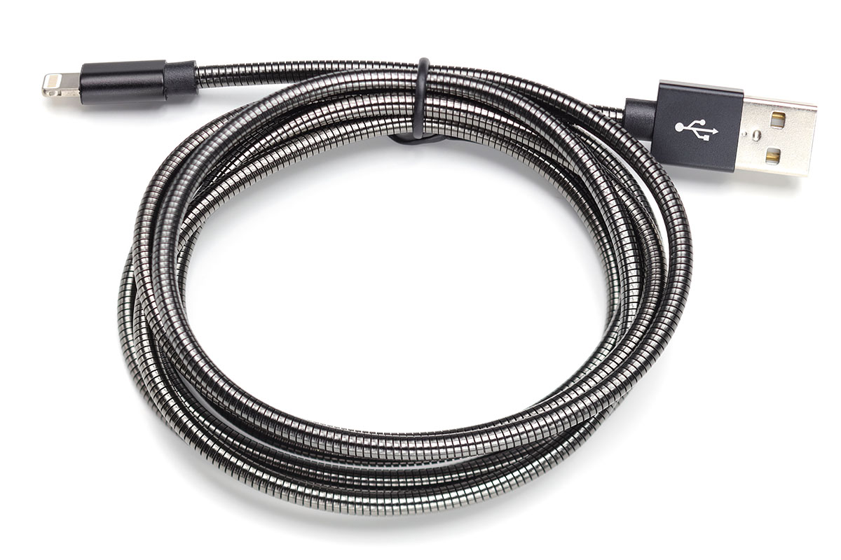 エアージェイの「ULTRA STRONG ステンレスLightningケーブル」（<a href="http://www.air-j.co.jp/products/detail_product.php?item_id=MUJ-STL150" class="n" target="_blank">公式ページ</a>）。ケーブル部がステンレス製のホースで覆われているケーブルです。ケーブルはやや太めという印象ですが、しなやかさを備えています。コネクタ部はモールド加工により曲がりにくくなっています。