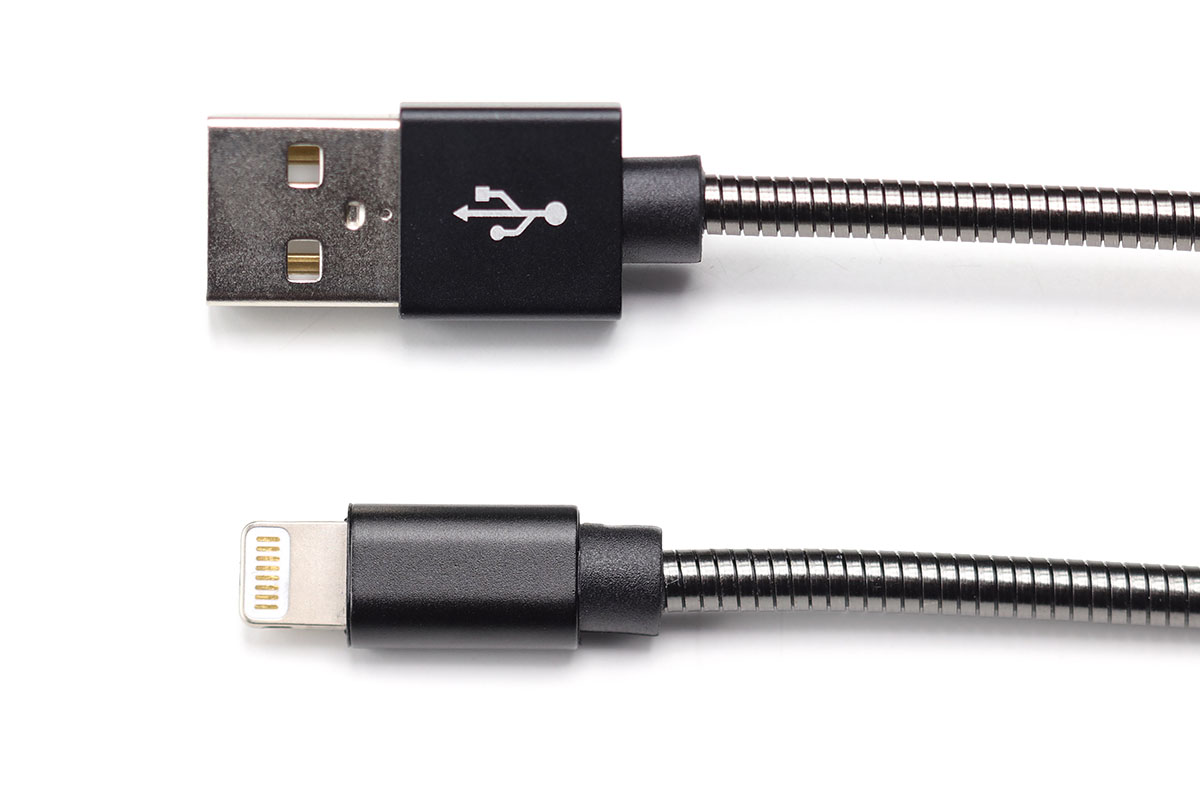 エアージェイの「ULTRA STRONG ステンレスLightningケーブル」（<a href="http://www.air-j.co.jp/products/detail_product.php?item_id=MUJ-STL150" class="n" target="_blank">公式ページ</a>）。ケーブル部がステンレス製のホースで覆われているケーブルです。ケーブルはやや太めという印象ですが、しなやかさを備えています。コネクタ部はモールド加工により曲がりにくくなっています。