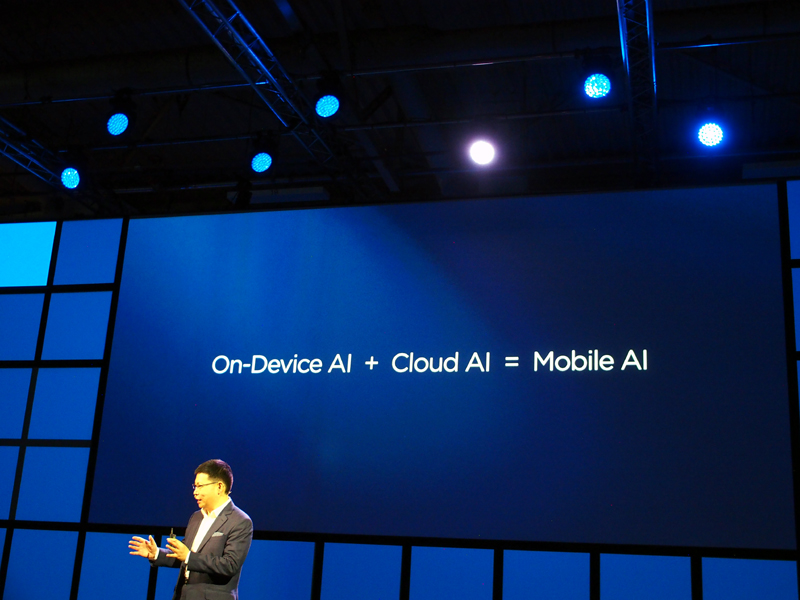 デバイス側とクラウド側の双方でAIを処理することが、モバイルAIだと語るユー氏