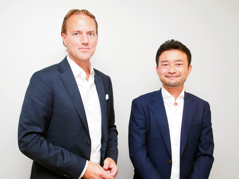SAPの統括部長、小田島氏（右）と、SAPヨーロッパのアールグレン氏（左）