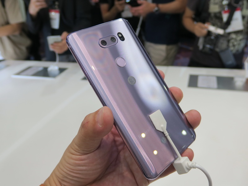 背面にはデュアルカメラ、LEDフラッシュ、指紋認証センサーを備える。指紋認証センサーは電源ボタンの役割も兼ね、電源オフ時はここを長押しして起動する