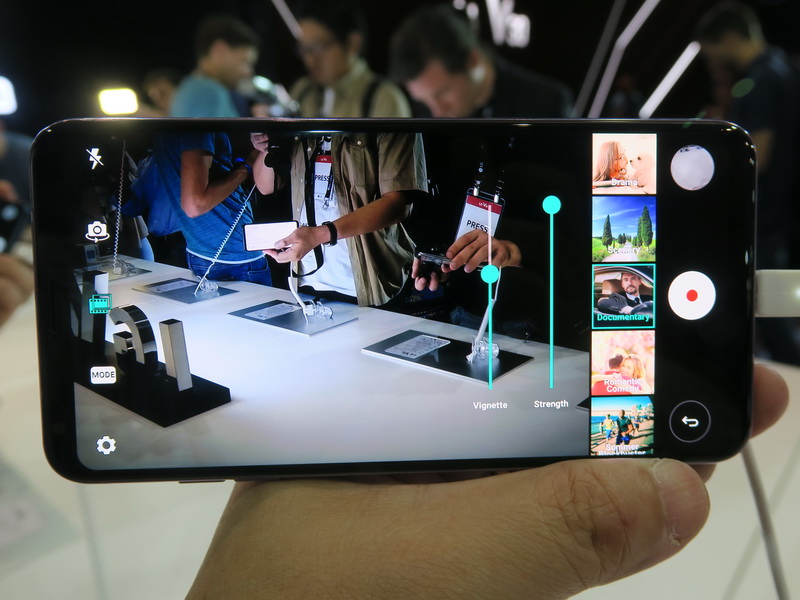 Cine Videoを選んで起動すると、右側に設定が可能な映画撮影のようなエフェクトを選ぶことができる