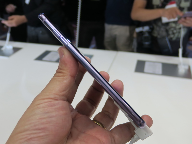 左側面には音量キーのみを備える