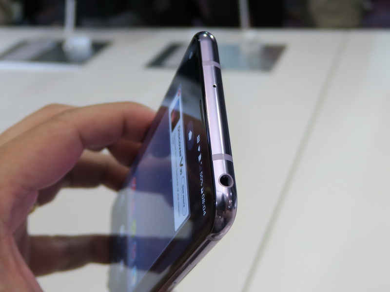 上面には3.5mmイヤホンマイク端子を備える。途中の継ぎ目の部分はアンテナを内蔵しているため