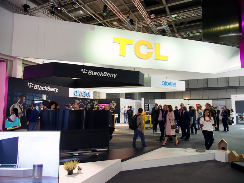 alcatelとBlackBerry、両ブランドの端末を同時に展示していたTCLブース