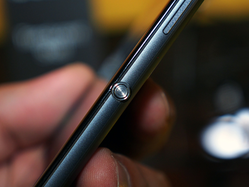 側面に「Now Key」を備えるのは、alcatel IDOL 5Sだけだ