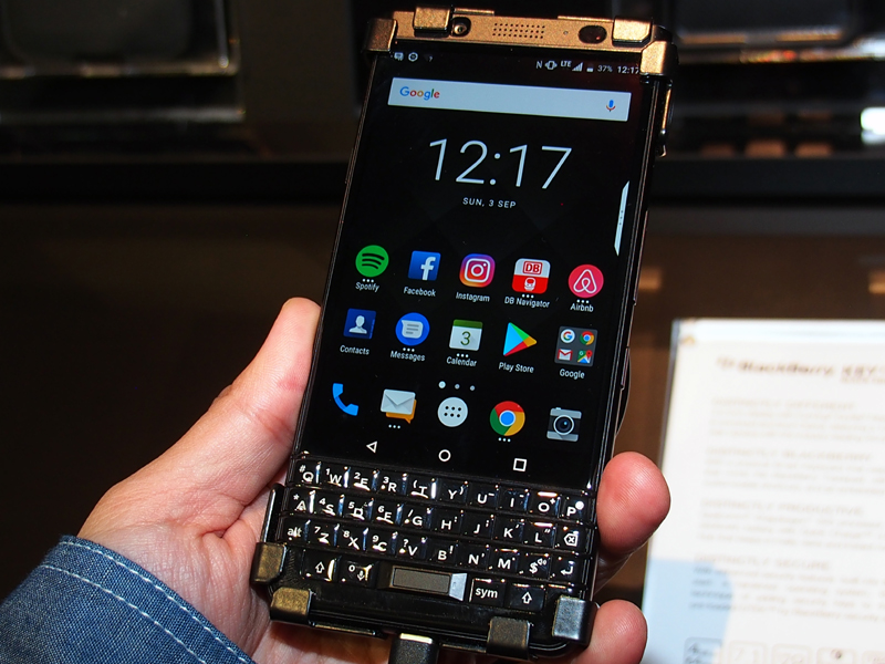 黒一色で統一された、「BlackBerry KEYone BLACK EDITION」