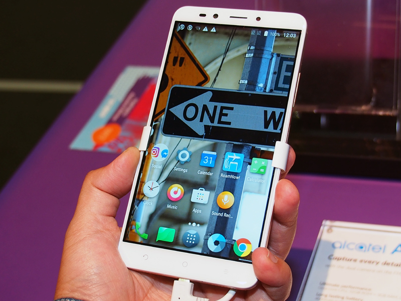 6インチディスプレイで、デュアルカメラを採用した「alcatel A7 XL」