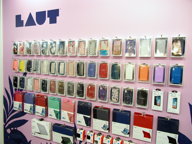 iZoneに展示されていた、iPhone 8対応をうたうケースの数々