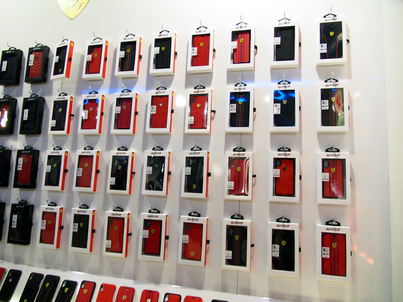 iZoneに展示されていた、iPhone 8対応をうたうケースの数々