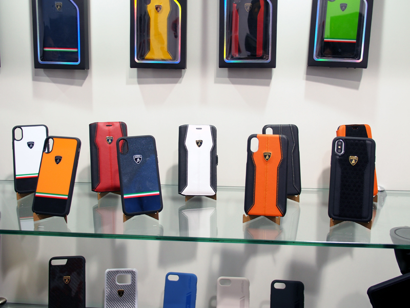 iZoneに展示されていた、iPhone 8対応をうたうケースの数々