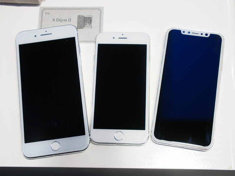 右のiPhone 8のモックアップにだけ、ホームボタンが存在しない。画面の比率も2機種とは異なっている