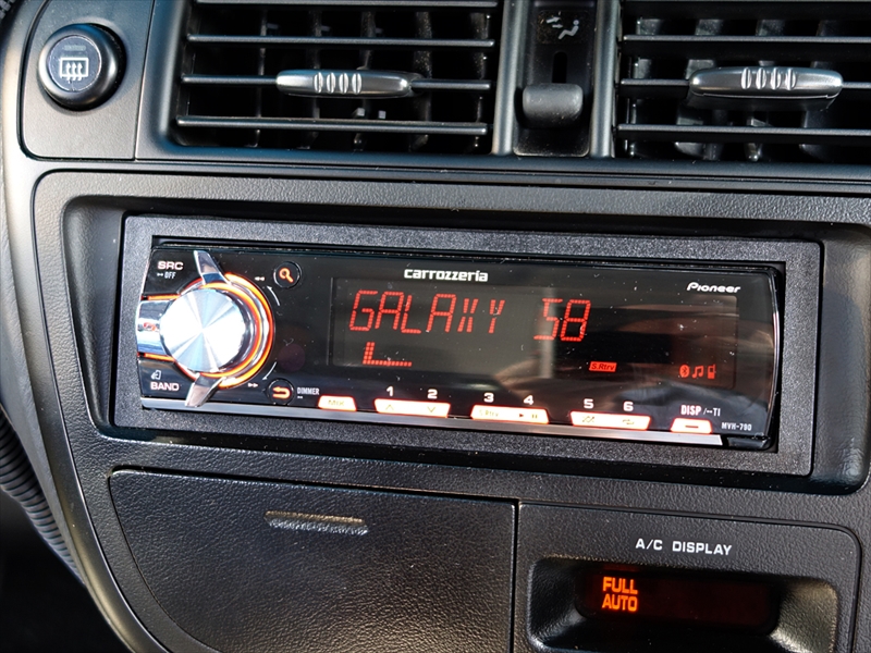 我が家の車に取り付けてある「MVH-790」（パイオニア）。CDドライブがないため、Bluetooth連携で音楽を聴くのがメインです。ナビ音声の出力先にもなります