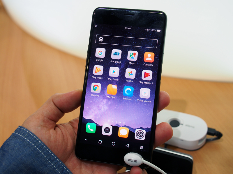 背面に電子ペーパーディスプレイを搭載した、ハイセンスの「A2 Pro」