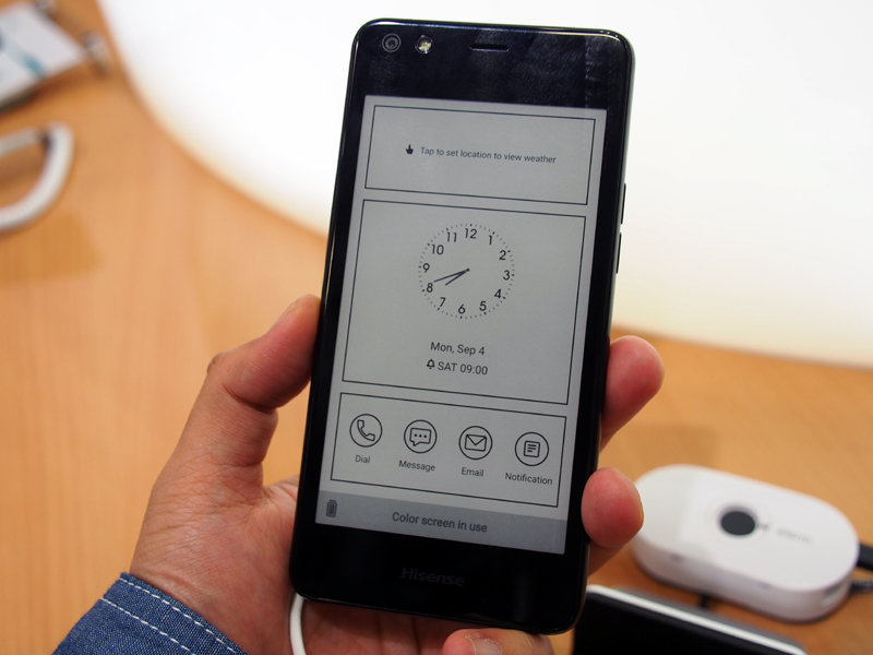 背面に電子ペーパーディスプレイを搭載した、ハイセンスの「A2 Pro」