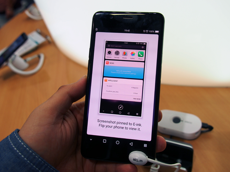 ナビゲーションキーのエリアにあるボタンを押すことで、背面の電子ペーパーにスクリーンショットを送ったり、画面を切り替えたりが可能