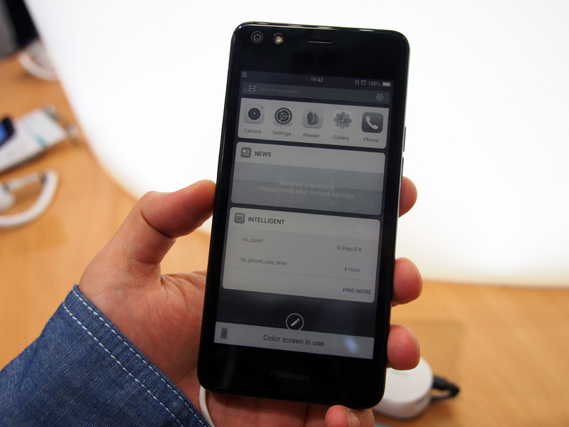 ナビゲーションキーのエリアにあるボタンを押すことで、背面の電子ペーパーにスクリーンショットを送ったり、画面を切り替えたりが可能