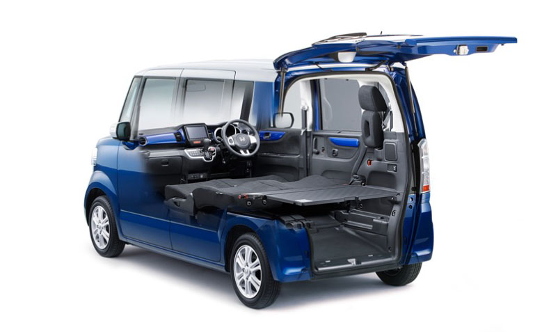 「N-BOX+」独自のシートアレンジ「ベッドモード」。右写真は助手席側からフルフラットにしたシートを見た様子です。大人2人が足を伸ばして横になれる広さがあります。※左写真はメーカーウェブサイトより抜粋。