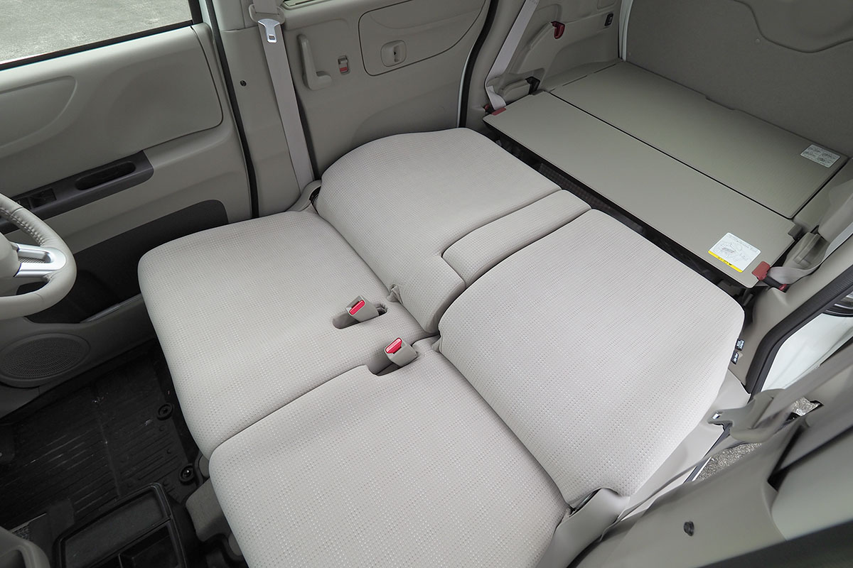 「N-BOX+」独自のシートアレンジ「ベッドモード」。右写真は助手席側からフルフラットにしたシートを見た様子です。大人2人が足を伸ばして横になれる広さがあります。※左写真はメーカーウェブサイトより抜粋。
