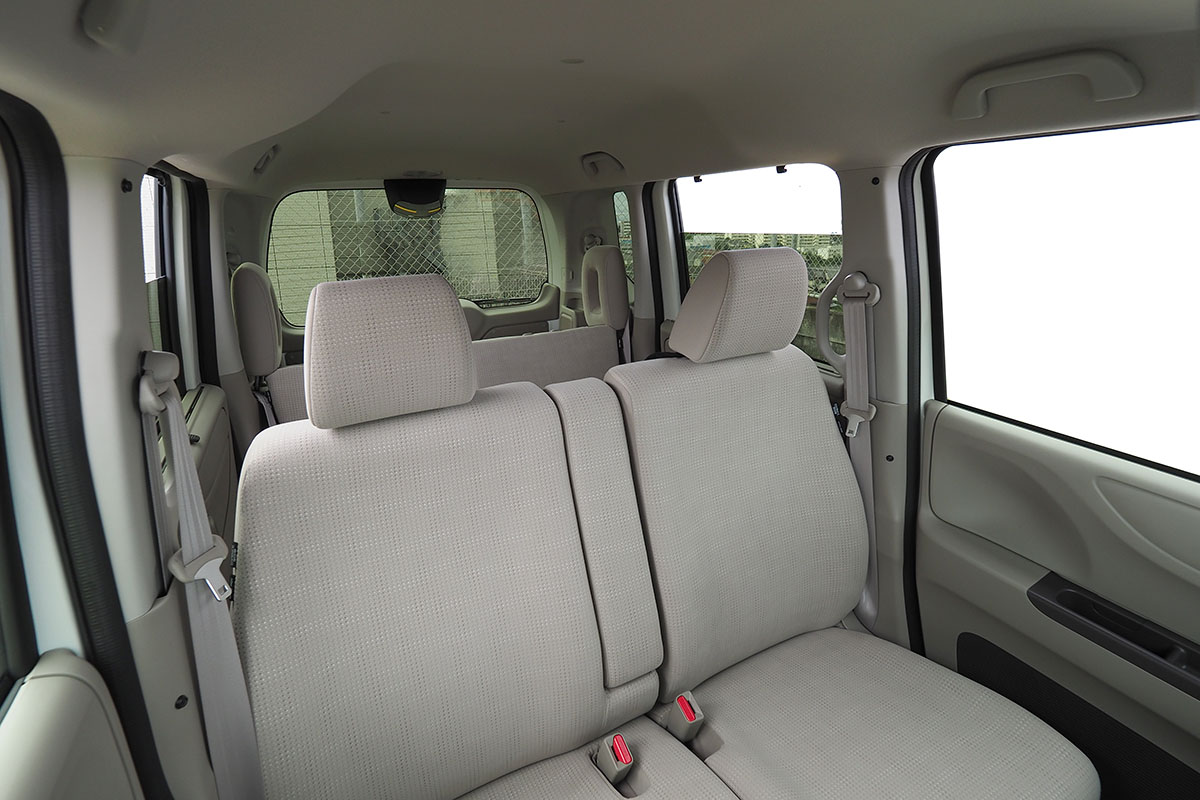 左は助手席側窓あたりから前部座席を見た様子。右は前部座席をハンドル上くらいから見た様子。前部座席は、運転席と助手席に分かれていますが、形状的にも広さ的にもベンチシートといった感じ。助手席では足を組めます。