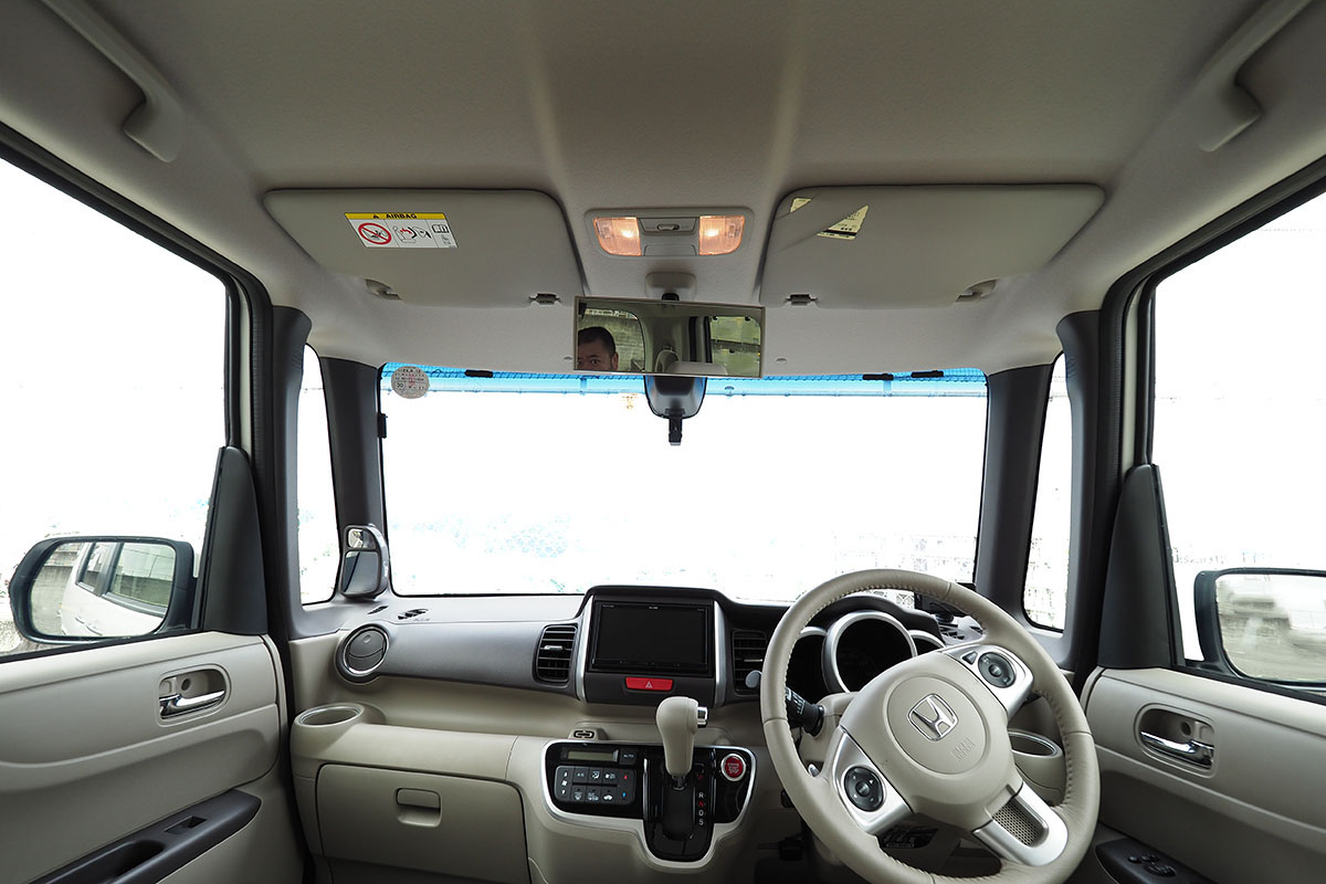 左は運転席ヘッドレストあたりから前方を見た様子。前部座席空間が広く、視界も広いです。写真右は筆者が運転席に座った様子。身長約180cmですが、頭の上に20cmくらいの空間ができます。開放感アリの広さです♪