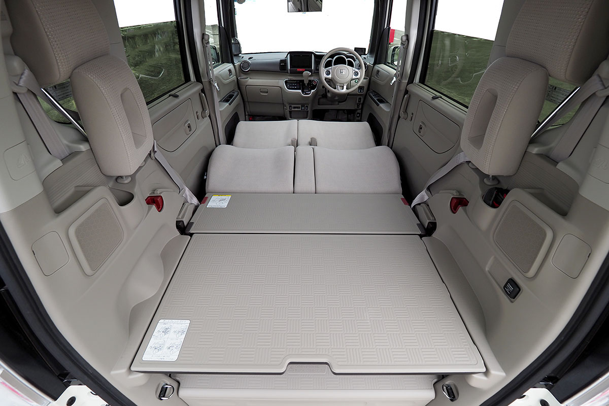 写真左は通常時のシートアレンジ（後部座席ヘッドレストは撮影のため外しています）。写真中央は全席を倒してフルフラットにした状態で、「ベッドモード」と言います。写真右のように、後部座席は隠れ、その上をボードが覆い、真っ平らになるのが「N-BOX+」の特徴です。