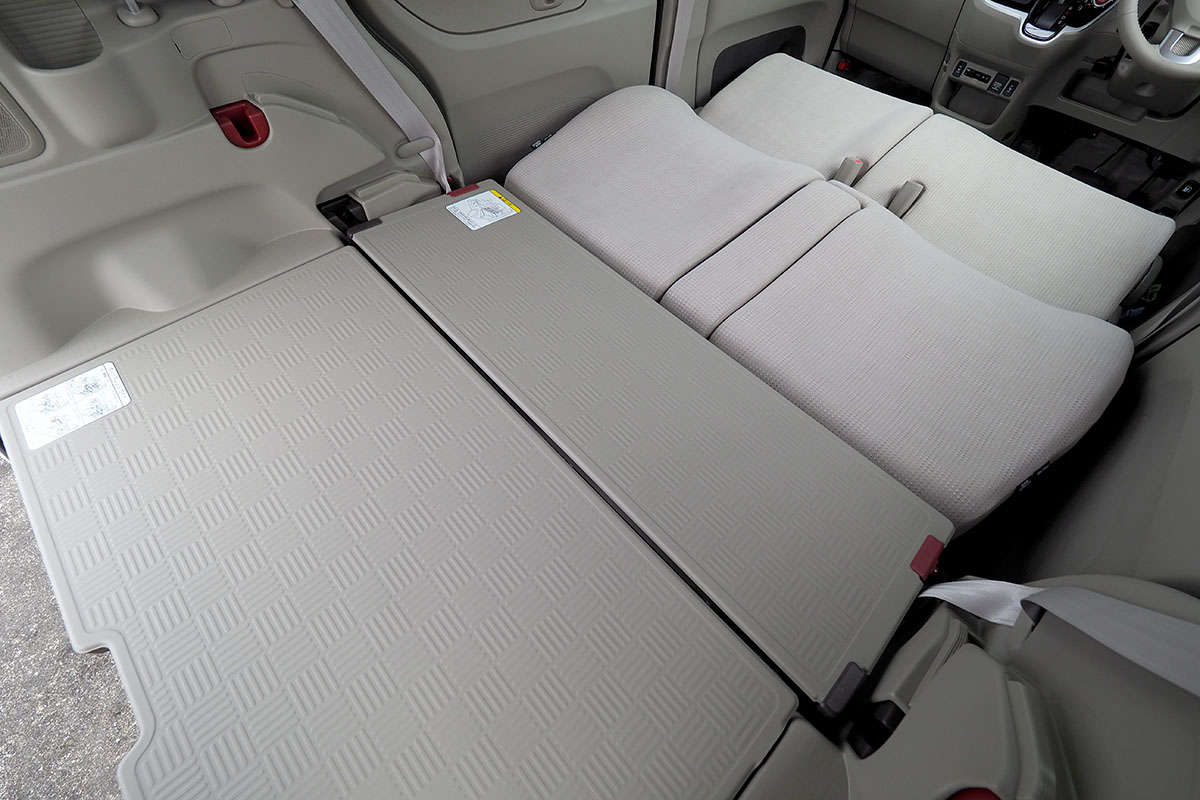 写真左は通常時のシートアレンジ（後部座席ヘッドレストは撮影のため外しています）。写真中央は全席を倒してフルフラットにした状態で、「ベッドモード」と言います。写真右のように、後部座席は隠れ、その上をボードが覆い、真っ平らになるのが「N-BOX+」の特徴です。
