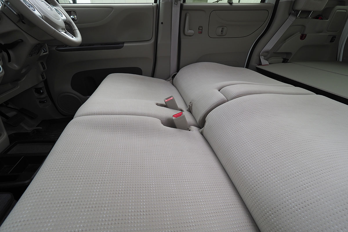 ただし、写真左のように、前部座席の座面・背もたれ接続部には少々の段差ができてしまいます。しかし、写真中央のように、市販のフルフラット化用マット類を使えばその段差も平らに。このマットは確か「くるマット」という製品だったと思います。「N-BOX+」は売れている車種なので、こういう社外品も豊富にあります。写真右はヘッドレスト収納部。フルフラットにしたときに余るヘッドレストは、車両後部左右の窓のあたりに格納できます。