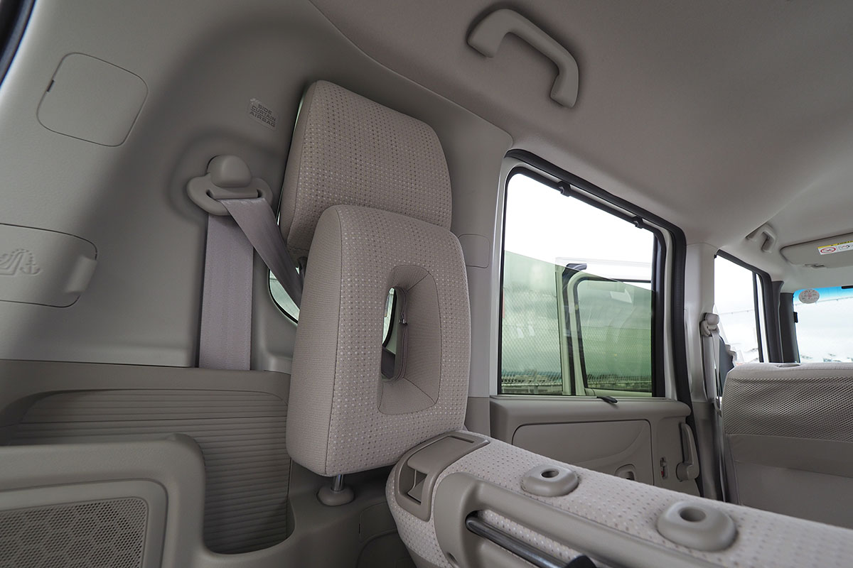 ただし、写真左のように、前部座席の座面・背もたれ接続部には少々の段差ができてしまいます。しかし、写真中央のように、市販のフルフラット化用マット類を使えばその段差も平らに。このマットは確か「くるマット」という製品だったと思います。「N-BOX+」は売れている車種なので、こういう社外品も豊富にあります。写真右はヘッドレスト収納部。フルフラットにしたときに余るヘッドレストは、車両後部左右の窓のあたりに格納できます。