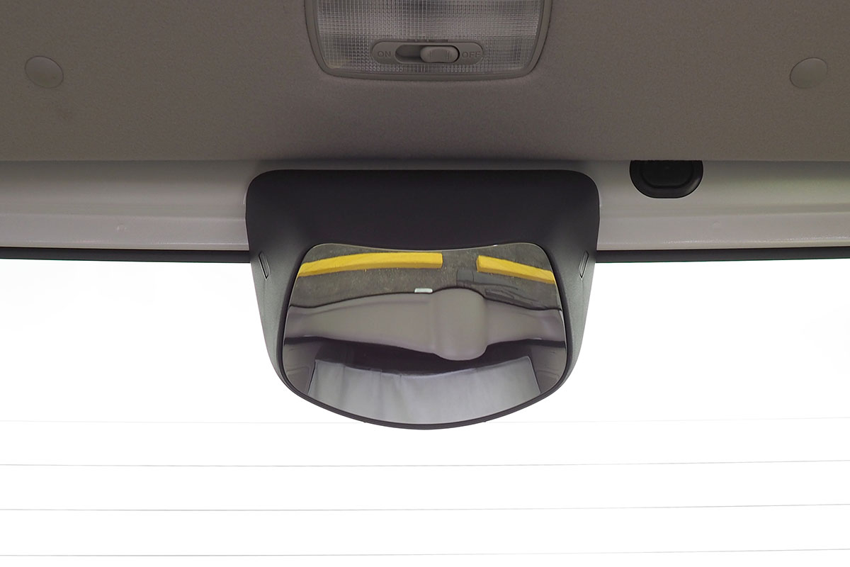 車幅が148cmと狭いので、駐車しやすいです。もちろん軽自動車専用スペースも利用できます。車体の左側や後部を確認するためのミラーも実用的。バックモニターを使わなくてもスムーズに駐車できます。