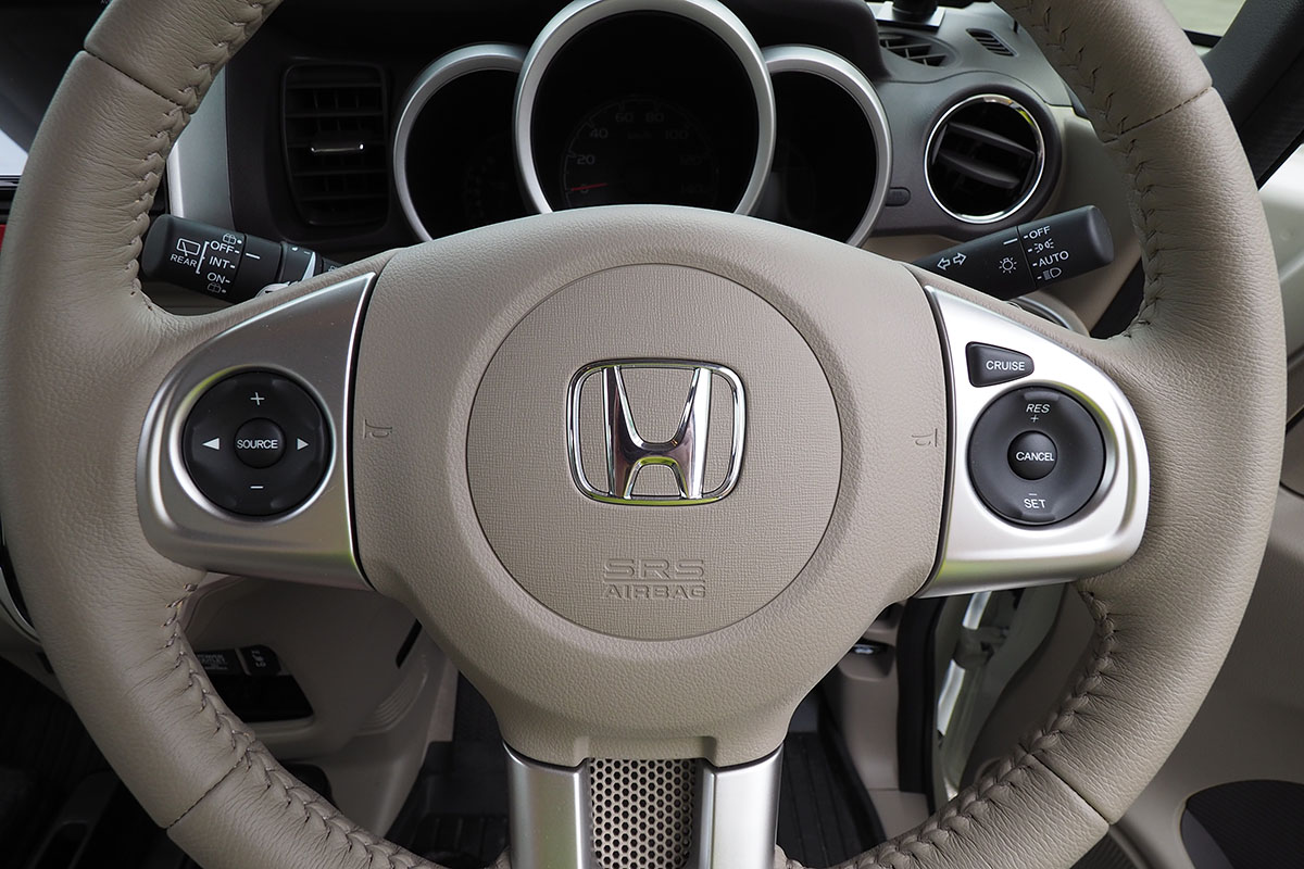 ハンドル周辺。軽自動車にクルーズコントロールなんて！　とか思いましたが、フツーに100km/h巡航とかデキちゃって快適です♪