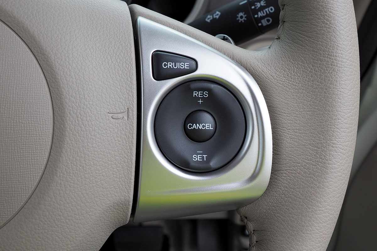 ハンドル周辺。軽自動車にクルーズコントロールなんて！　とか思いましたが、フツーに100km/h巡航とかデキちゃって快適です♪