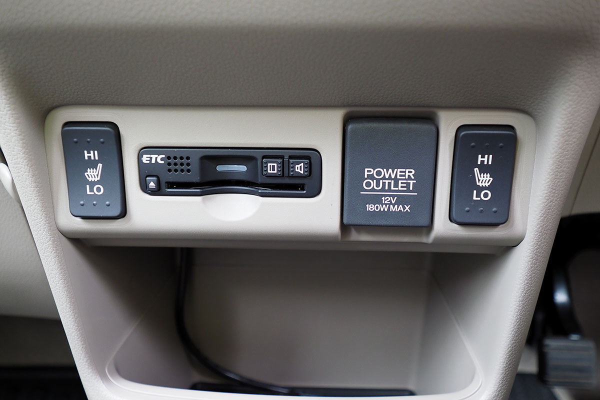 シフト周辺もスッキリ。今時のクルマって余分なボタンやスペースは極力排除してるって感じですね～。個人的には、軽自動車にシートヒーターまで！　と驚きました。昔はこういうの、全てメーカーオプションとかだったような……。