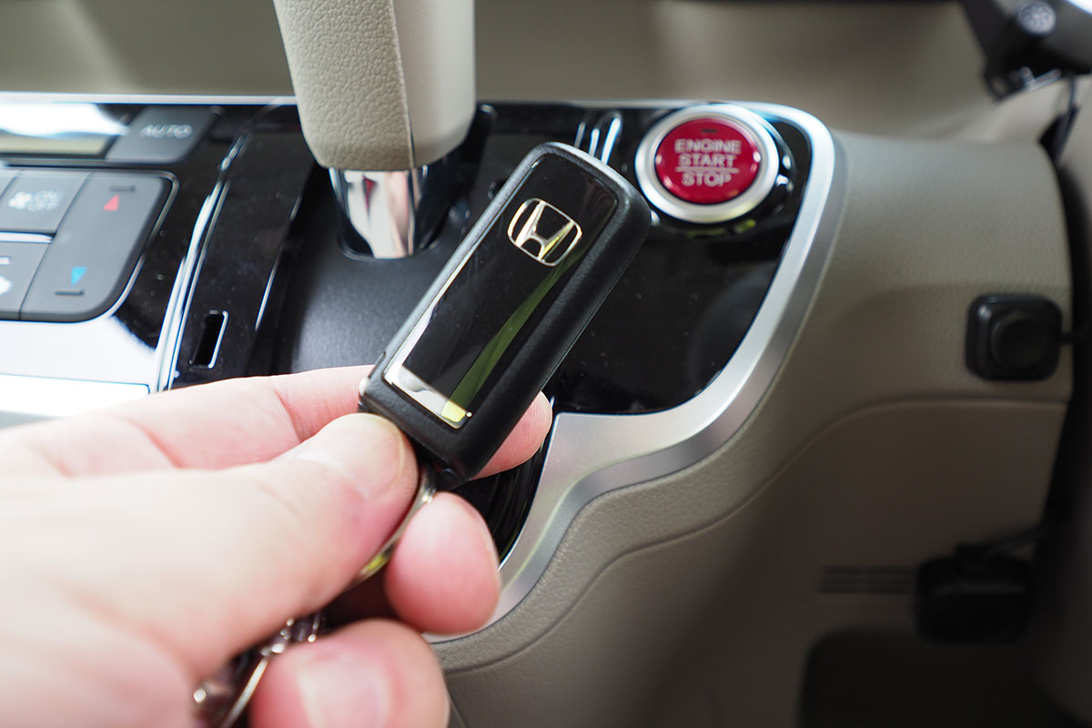 もちろんスマートキー。最初は、スマートキーってなんか落ち着かないし逆にストレスたまるよな～、とか思っていたんですけど、すぐ慣れて、超便利ですネ～♪　ちなみに、ドアでの操作はボタン式。そして鍵穴も。ボタン＋鍵穴タイプが好みです。