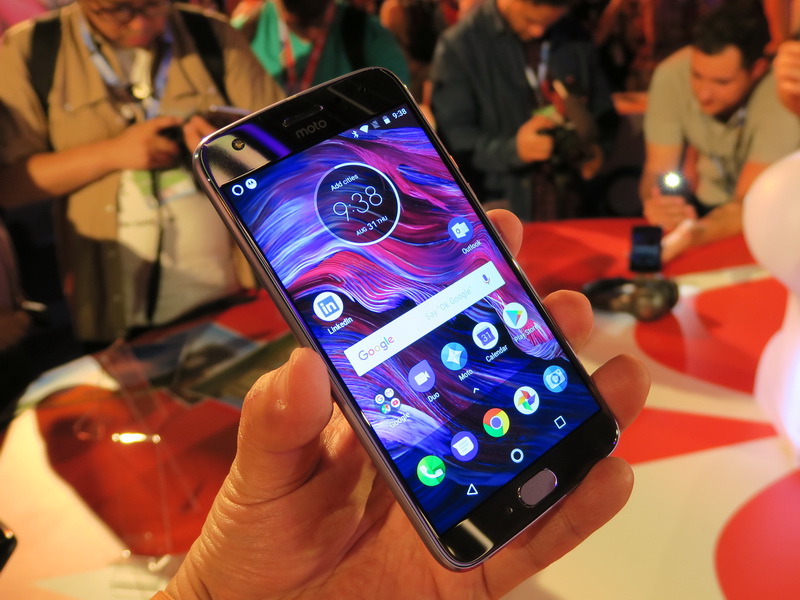 ボディ幅は73.4mmと、それほど大きくなく、持ちやすいフォルム。ガラスとメタルを組み合わせたデザインが美しい