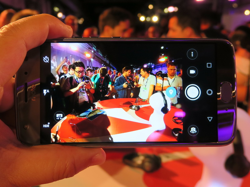 ワイドに切り替えると、画角が一気に拡がり、全体的な写真を撮ることができる