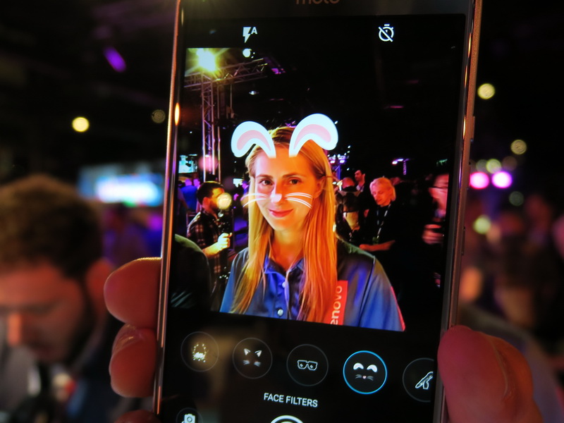 カメラに搭載されるFace Filterは被写体の顔にさまざまな飾り付けが可能