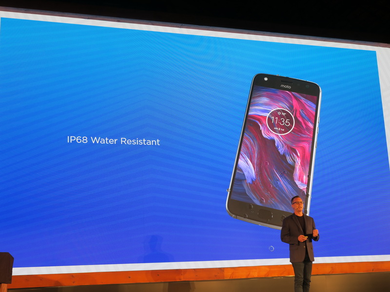 IP68の防水防塵に対応。展示スペースでは浅い水槽内に沈めるデモも