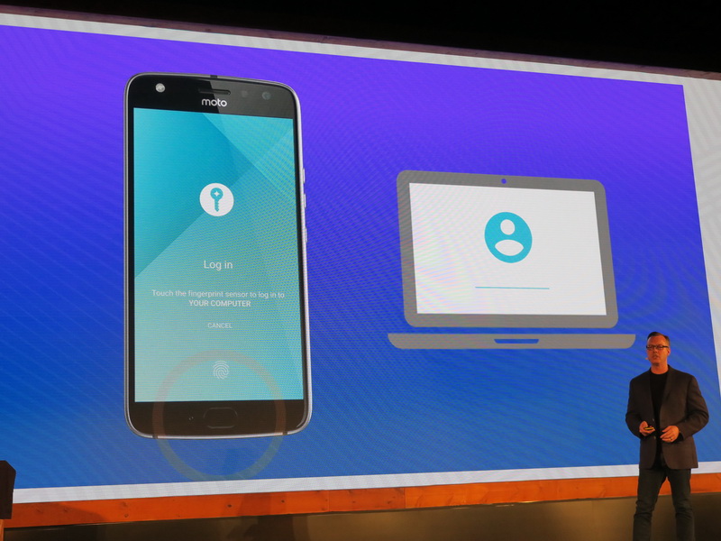 Moto X4の指紋認証センサーを操作して、Windowsパソコンにログインすることができる。Windows 10 Fall Creators Updateから利用可能