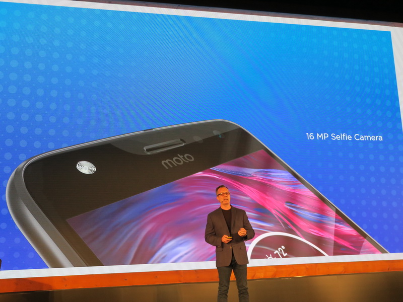 ディスプレイの上の部分には16MピクセルのSelfie Cameraを搭載