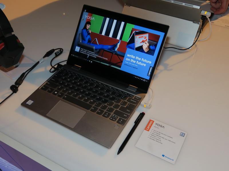 ひと回りコンパクトなディスプレイを搭載したYOGA 720も発表された