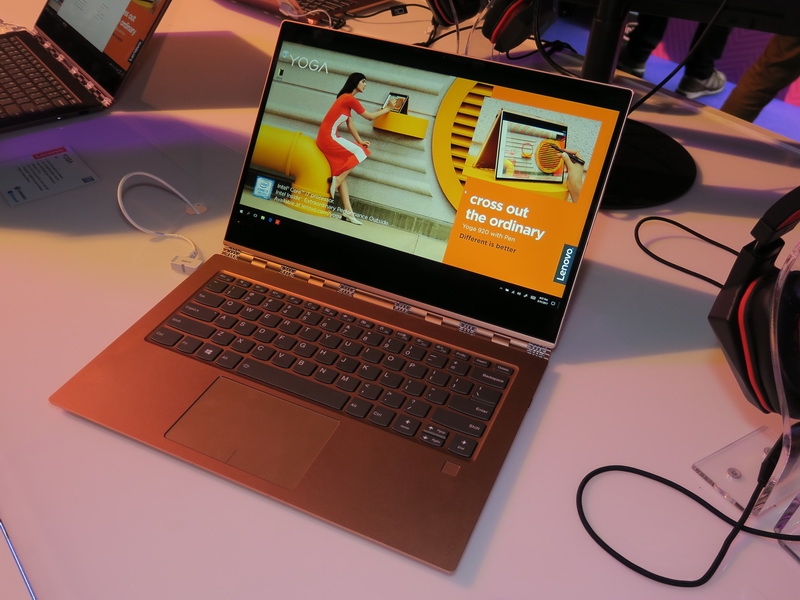 特徴的なウォッチダイヤルヒンジを採用した2in1デザインのYOGA 920。ペン操作にも対応する。キーボードの右下には指紋認証センサーも備える