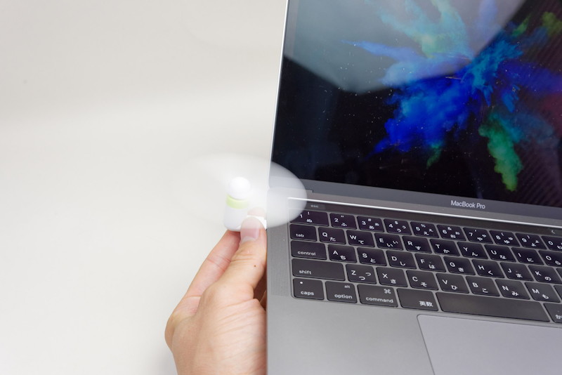 MacBook Proを平置きしたまま取り外そうとすると、手がプロペラに当たって痛い。プロペラの素材が普通に硬いプラスチックなので要注意