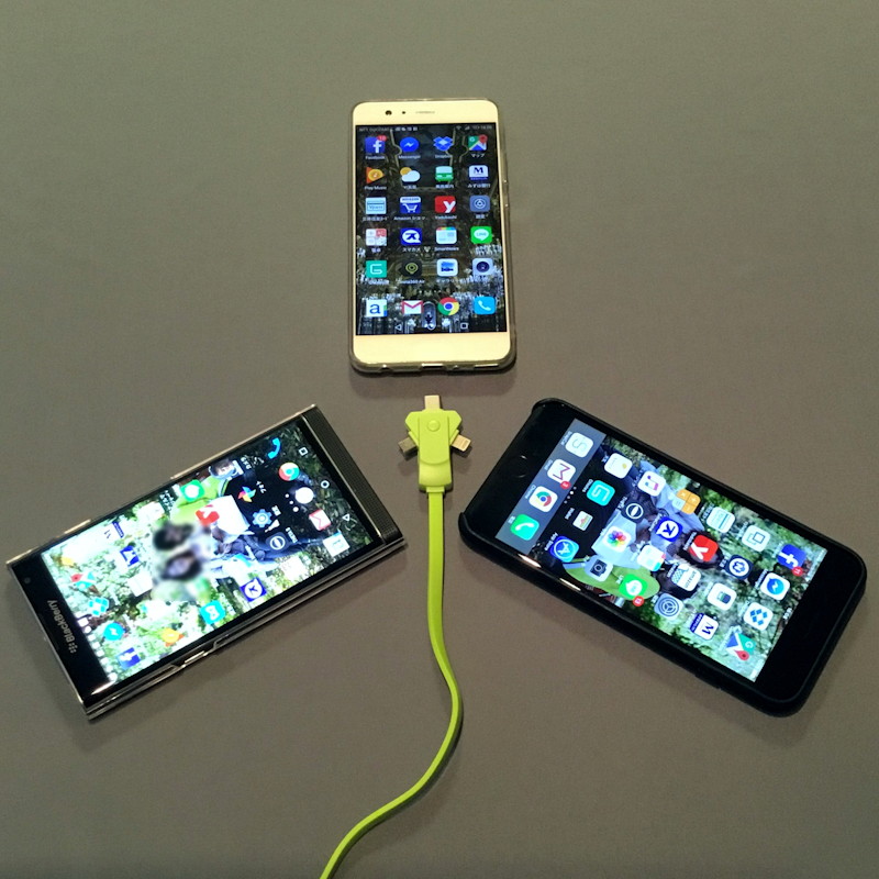 コネクターの配置から考えると、実際には複数のスマホへ同時に充電することはできない。将来、ミントタブレットサイズの超小型スマホが登場してくれば3台の同時充電も可能になるはずだ