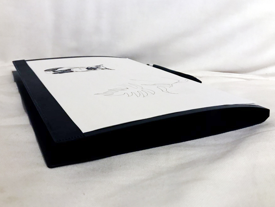 折り返した状態。そこそこ強度があるので手に持ったままメモや絵が書けます