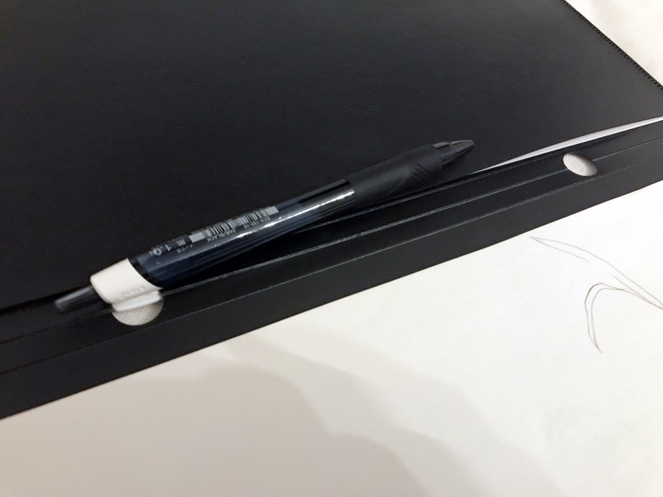 折り返し部にある穴にペンを引っ掛けておけます。内側に入れておけるので、ペンが外れて紛失する心配がありません。細かい配慮が「いい感じ」です